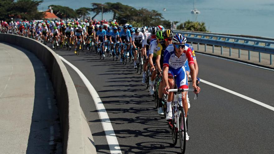 Gaviria estrena el groc i Froome i Quintana perden temps