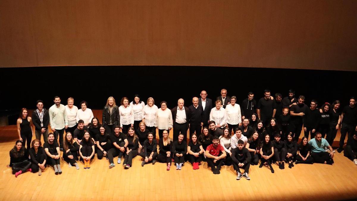 El grupo que dirige Ana Vernia, junto a estudiantes de la UJI y UniDiversitat, y representantes municipales, en el acto en el Palau de les Arts.