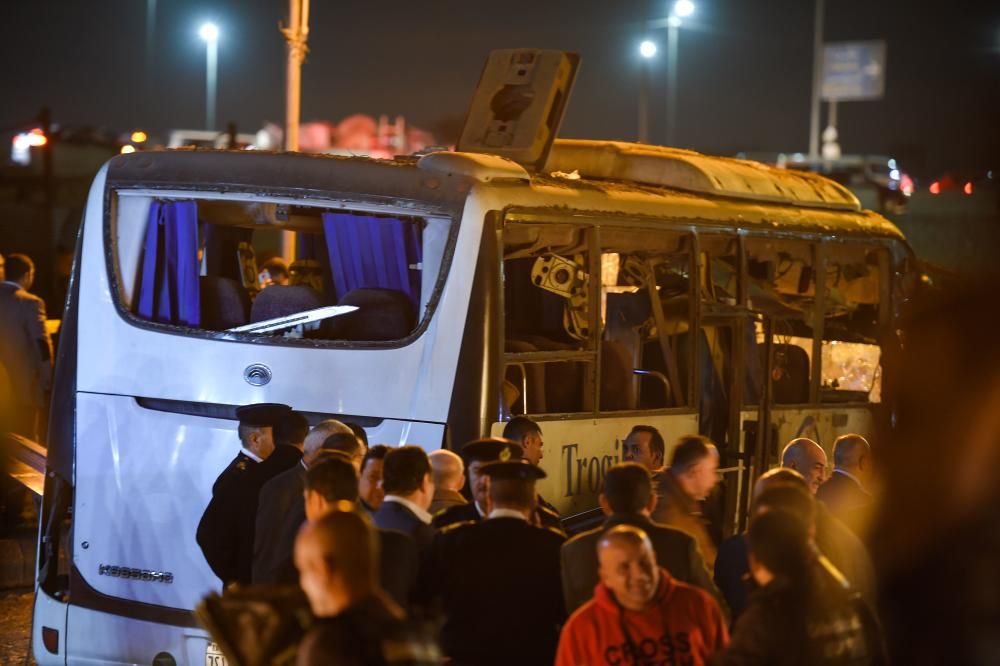 Las fotos del bus tras la explosión en El Cairo.