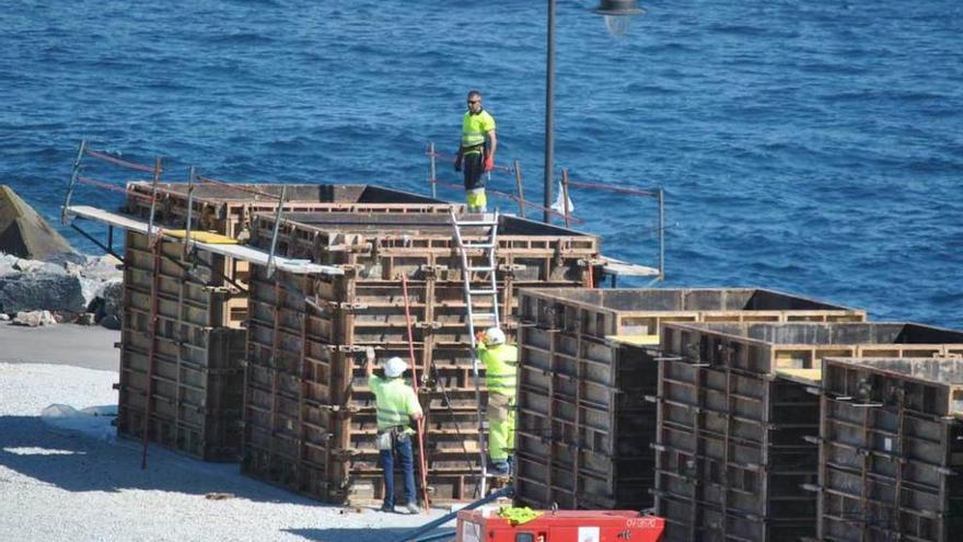 Operarios trabajando ayer en el dique de Puerto de Vega.