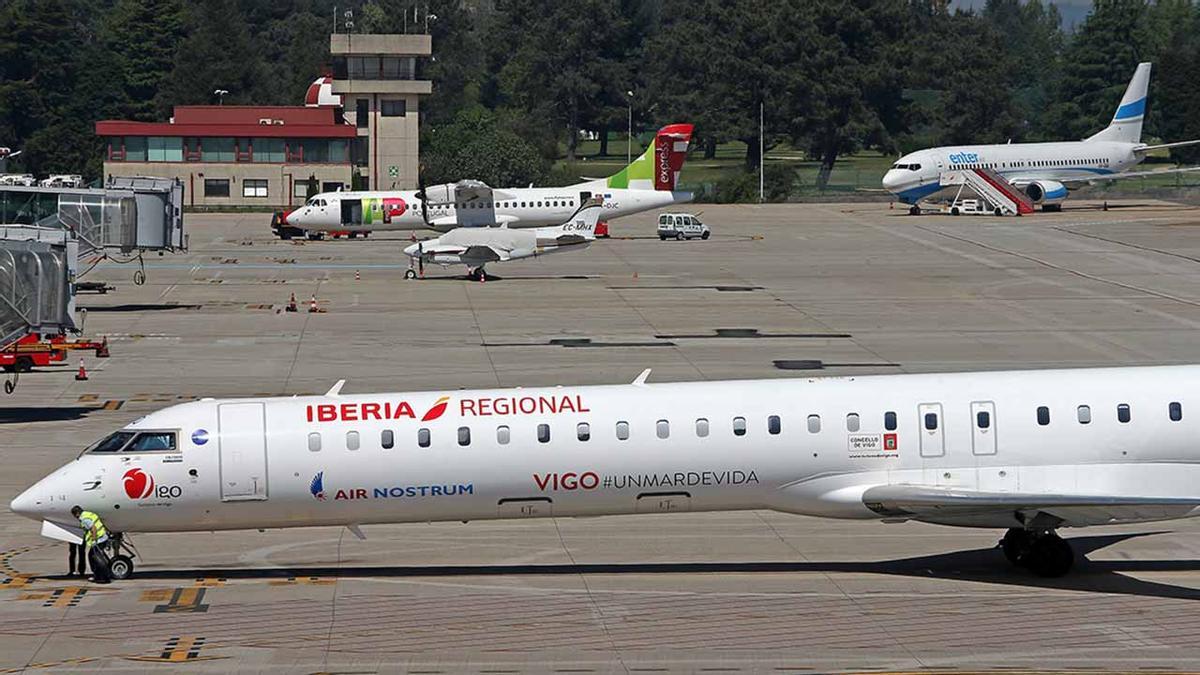 Aviones CRJ-1000 de Air Nostrum en Peinador, antes de estrenar la ruta a Londres en 2017