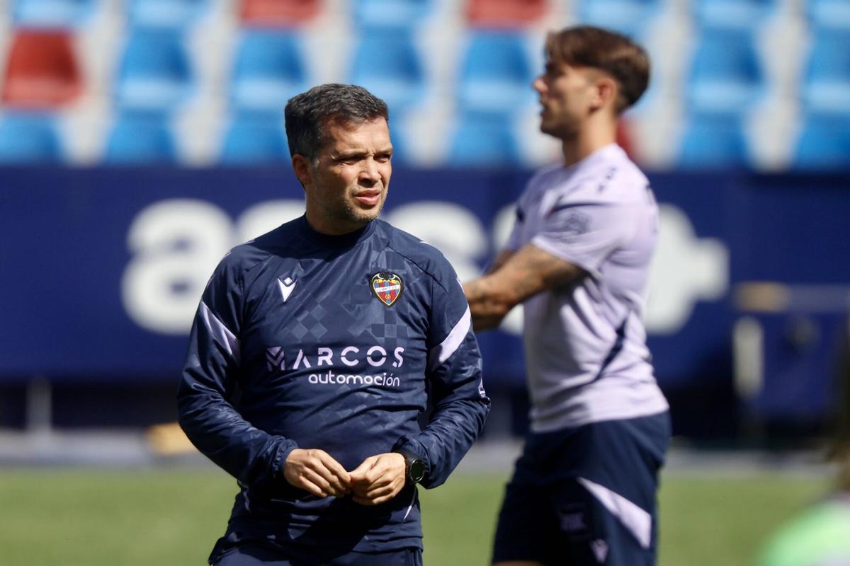 Entrenamiento a puertas abiertas del Levante UD en el Ciutat de ...
