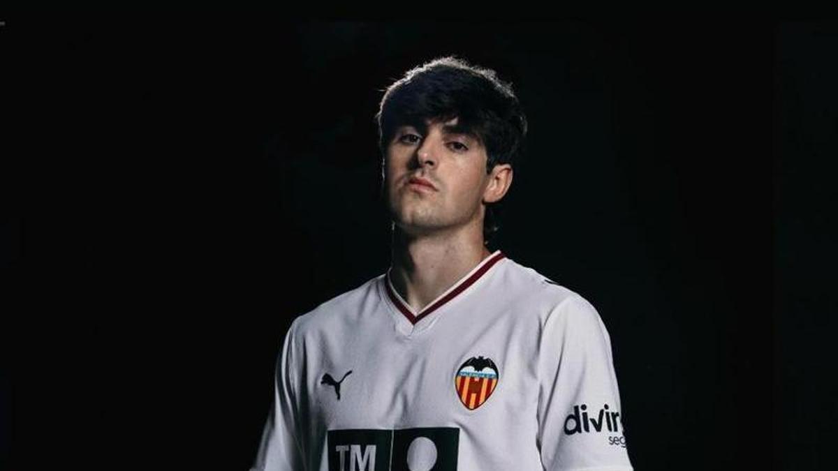 Guerra posa con la nueva camiseta