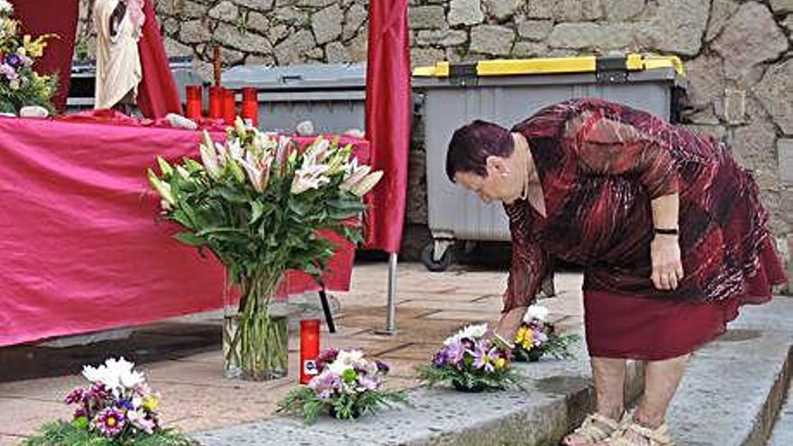 Imatge de l&#039;ofrena de flors a la Verge del Carme