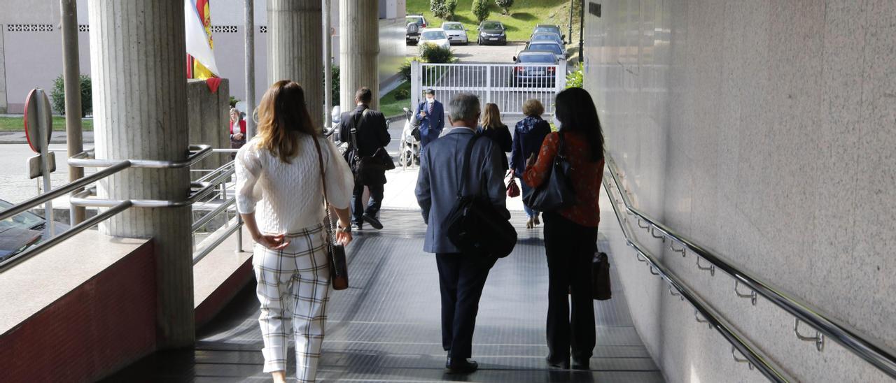 Entrada a uno de los edificios judiciales de la calle Lalín.