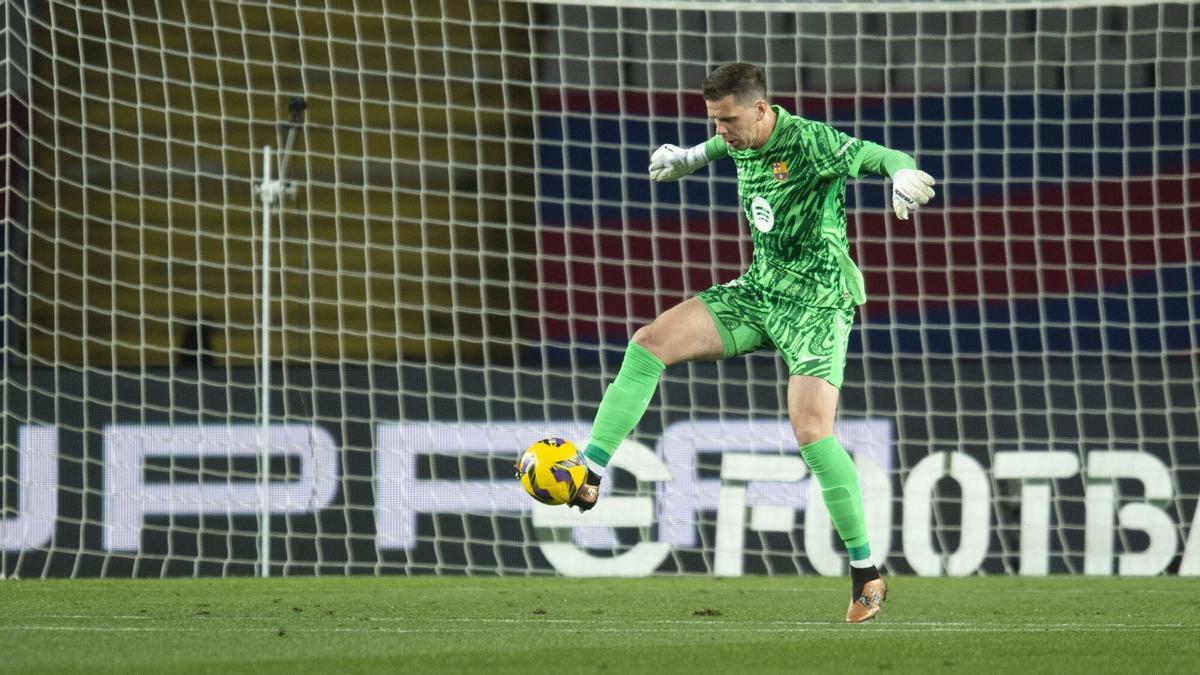 Szczesny controla un balón durante el partido de Liga entre el FC Barcelona y el Valencia.