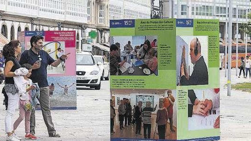 Una familia observa la exposición, en la Marina.