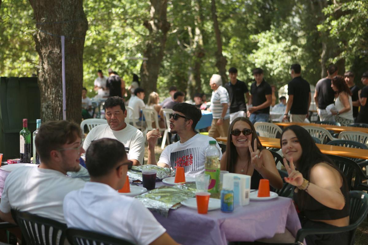 Asistentes a la celebración disfrutando de una jornada gastronómica en la carballeira.