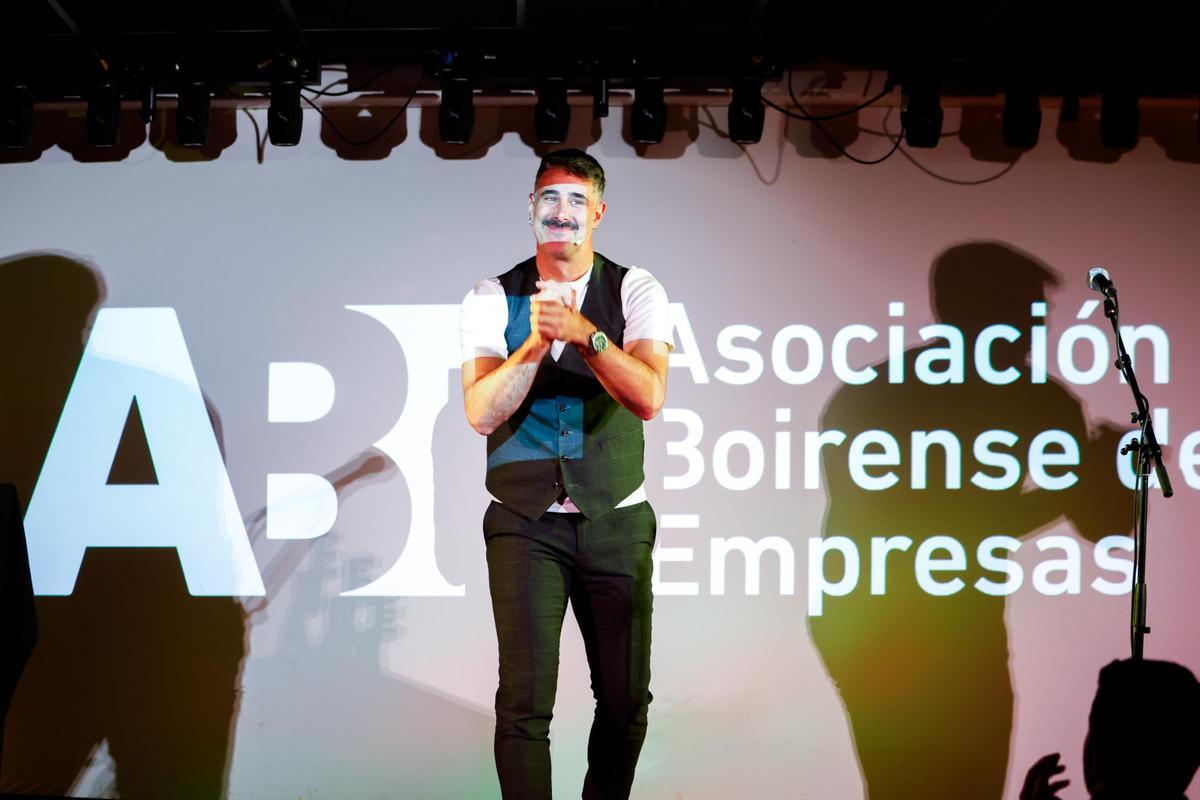 David Amor puxo o humor e presentou a gala en Boiro.