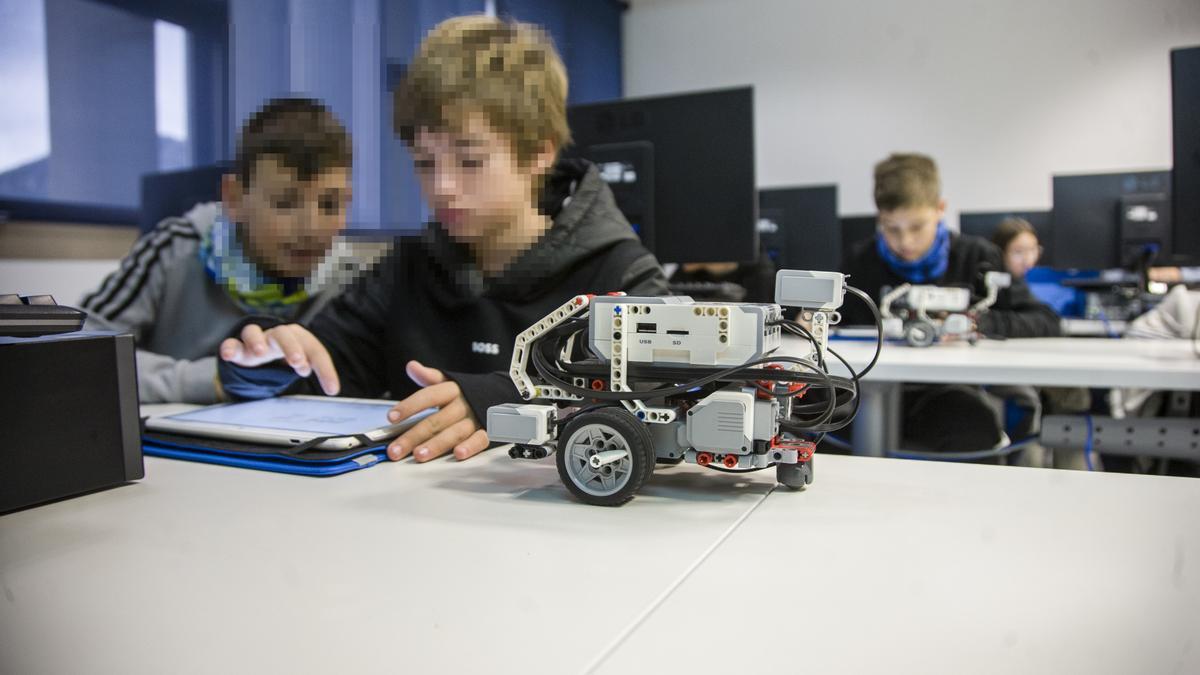 Alumnos de quinto y sexto de Primaria en un taller de robótica en el Campus de Alcoy.