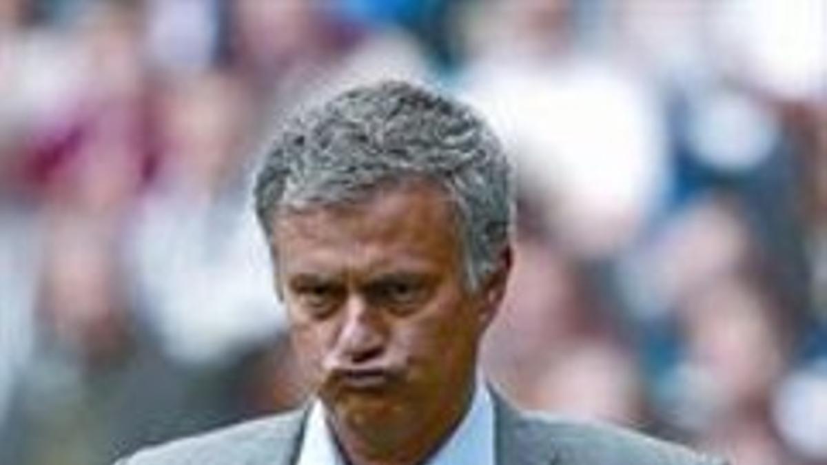 Mourinho se lamenta durante el partido del sábado.