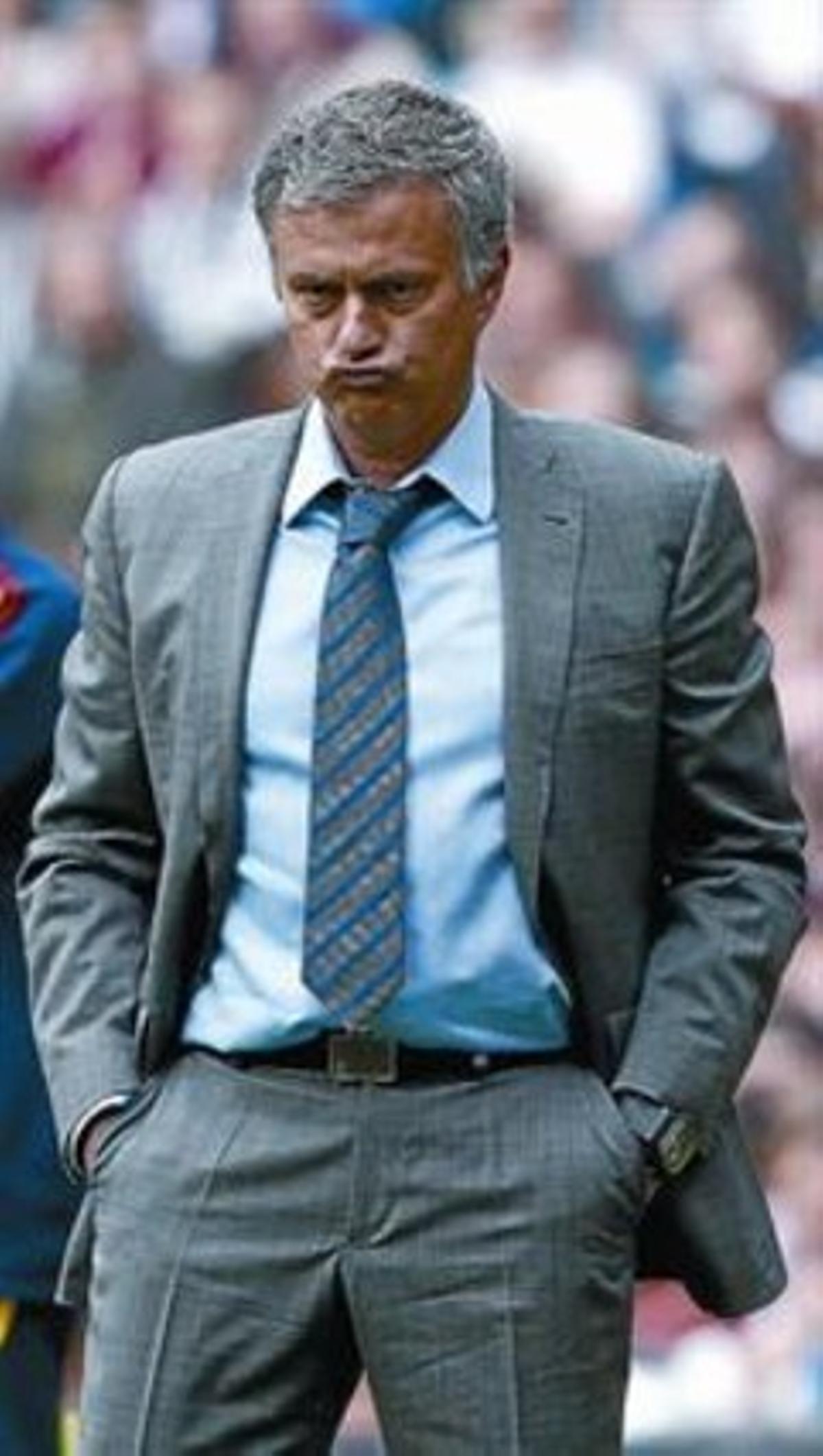Mourinho es lamenta durant el partit de dissabte.