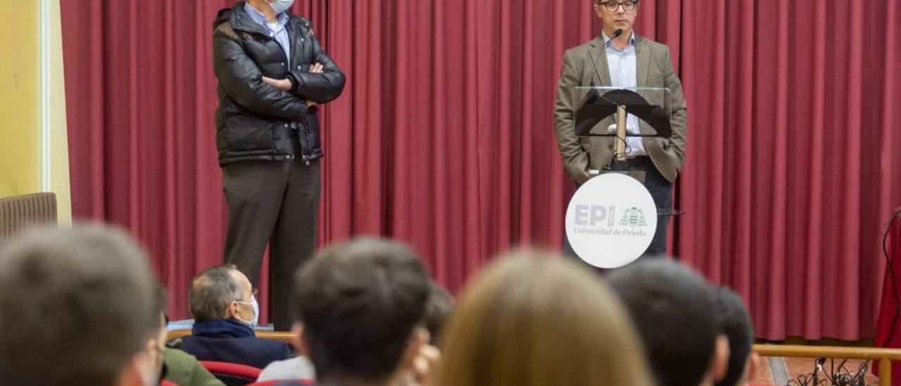 Pablo Cuervo-Arango, consejero delegado de Pasek España, habla ante los alumnos acompañado por Juan Naves, director de proyectos.