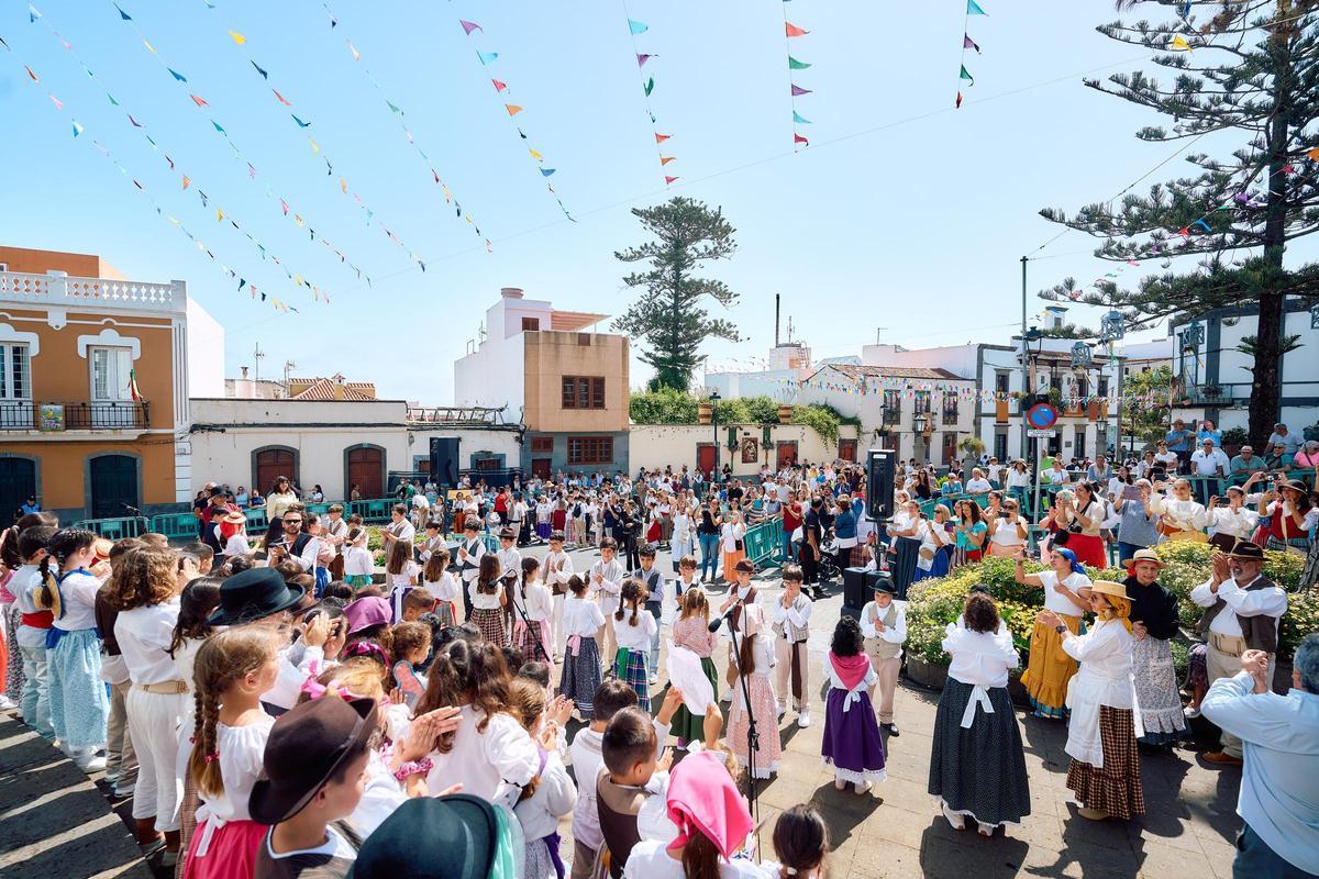 Participantes en la romería infantil, este viernes en Moya.
