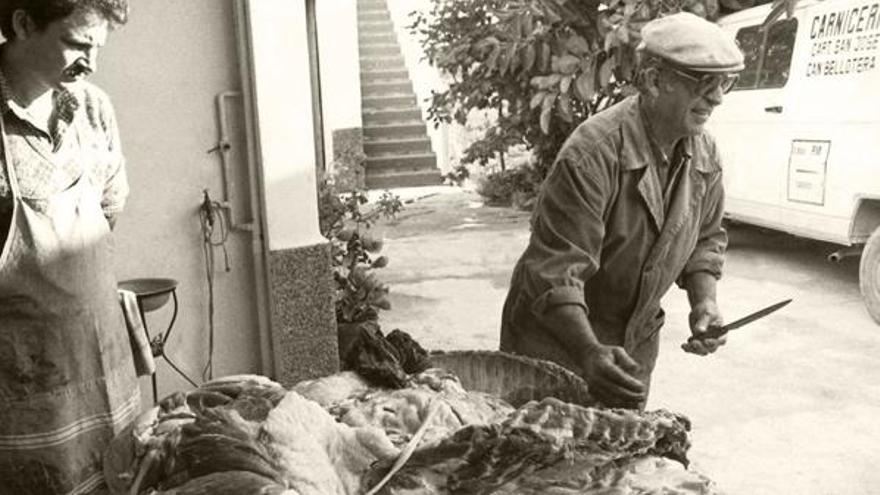 Toni Ros y su padre, Joan, con una de sus primeras furgonetas