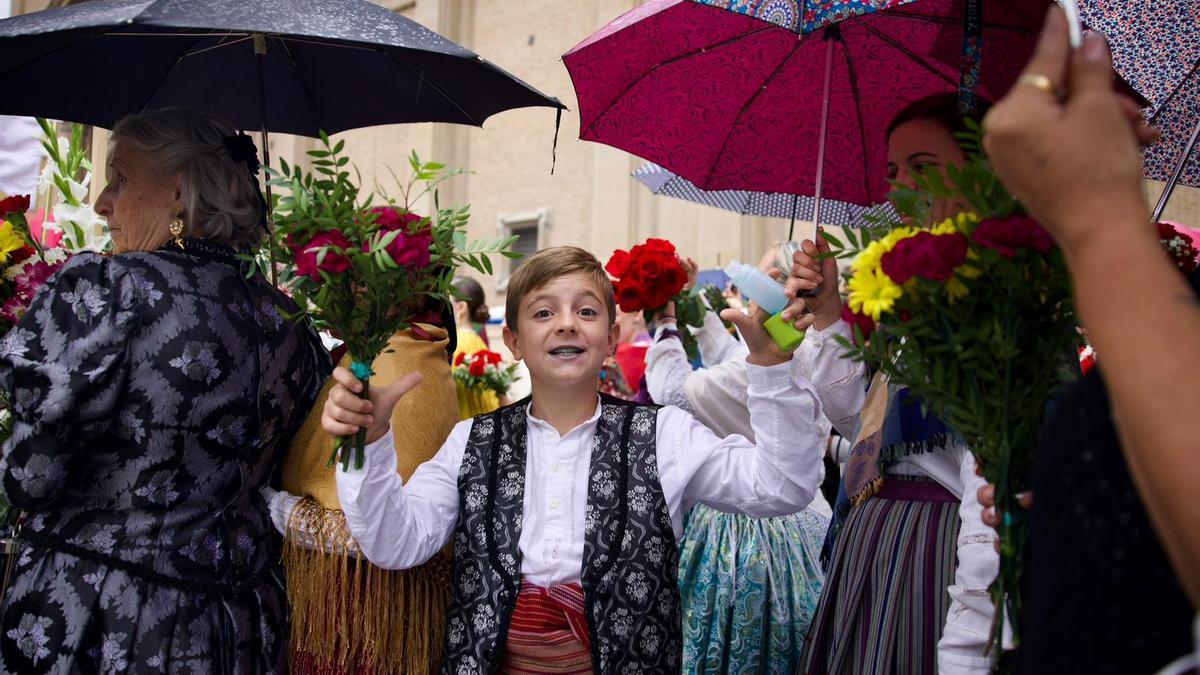 Las lluvia ha marcado las primeras horas de la Ofrenda de Flores