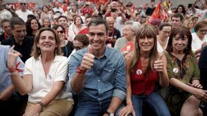 Pedro Sánchez con su mujer, Begoña Gomez, en el cierre de campaña del PSOE para las elecciones generales de 2023.