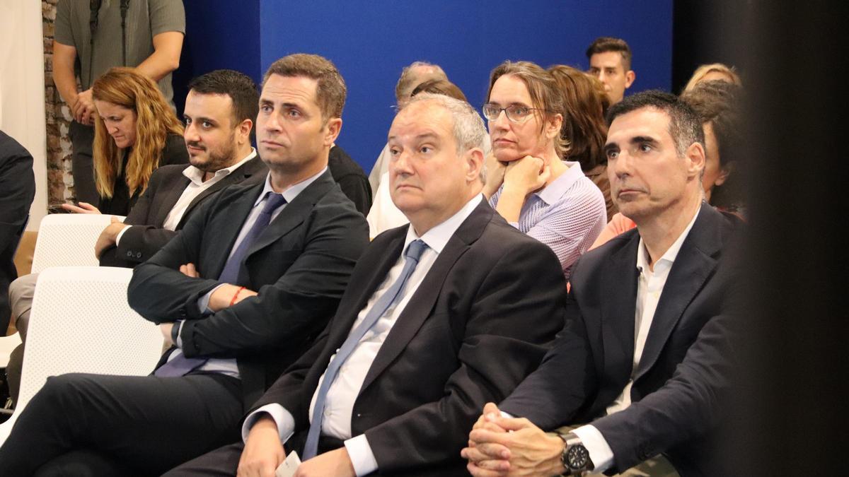El ministro de Industria y Turismo, Jordi Hereu (centro) junto al consejero delegado de ENISA, Borja Cabezón (izquierda) y Miguel Vicente, presidente de Tech Barcelona