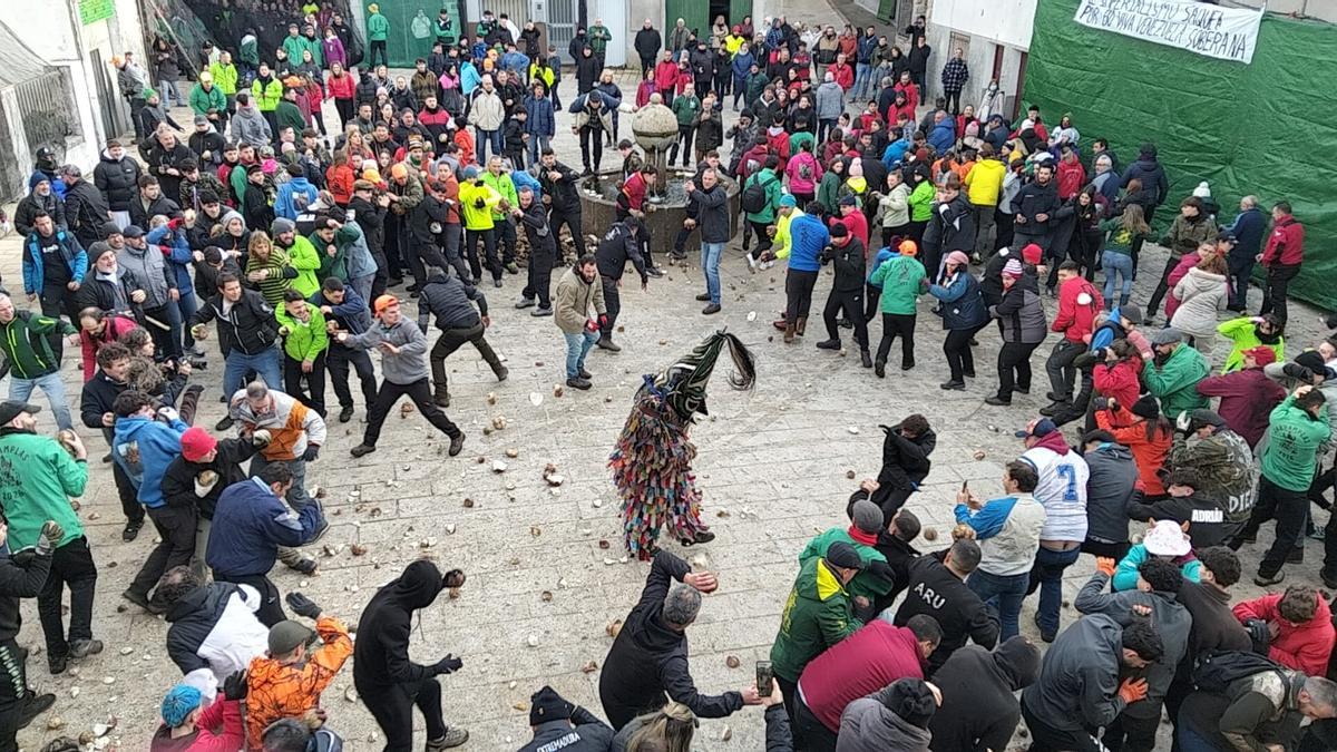 Fotogalería | Lluvia de nabos en Piornal para el Jarramplas