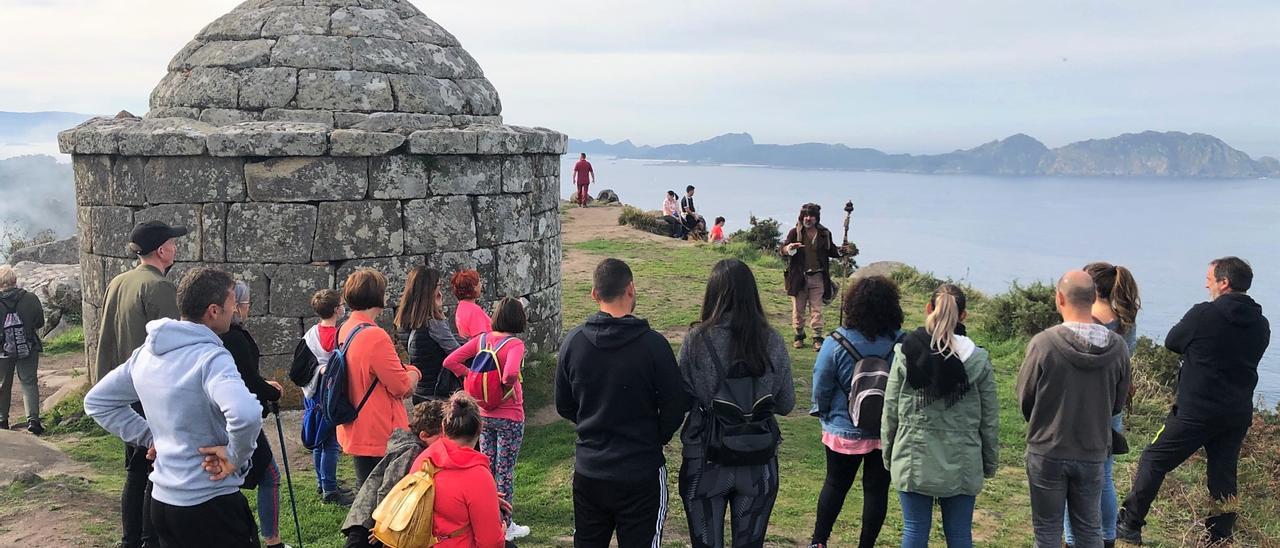 La representación de &quot;O monte das aras&quot; concluye en O Facho, con las islas Cíes en el horizonte