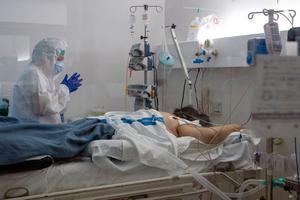 GRAFCAT4663. BADALONA (BARCELONA), 08/04/2020.- Un paciente con Covid-19 es atendido en la unidad de cuidados intensivos montada temporalmente para atender a los enfermos de coronavirus en el hospital Germans Trias i Pujol de Badalona (Barcelona), este miércoles, vigesimoquinto día del estado de alerta decretado por el Gobierno. EFE/Enric Fontcuberta