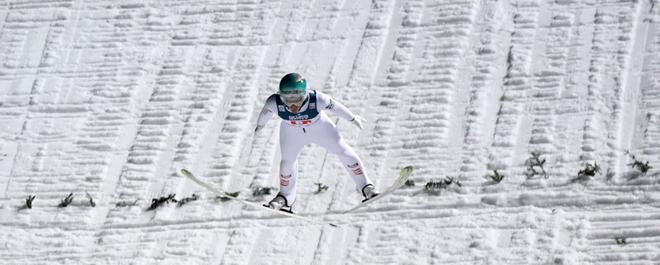 Michael Hayboeck, de Austria, vuela por los aires durante el evento por equipos de la Copa del Mundo de Saltos de Esquí FIS en Wisla, Polonia