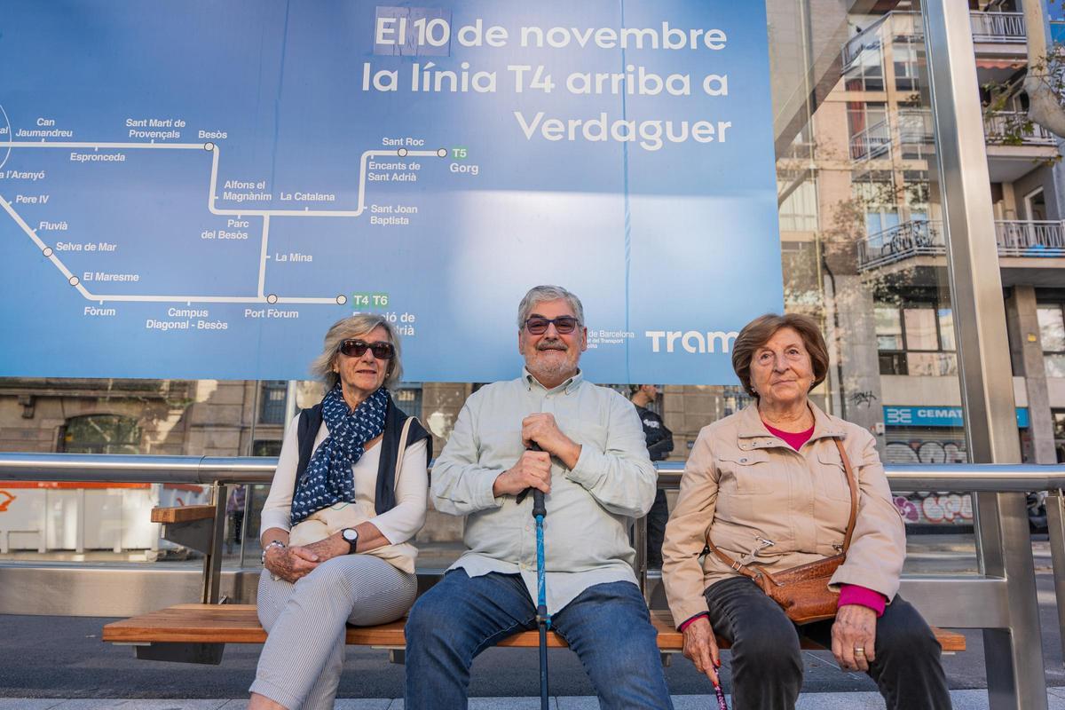 El tranvía se estrena entre Glòries y Verdaguer entre expectación vecinal y sin acto político