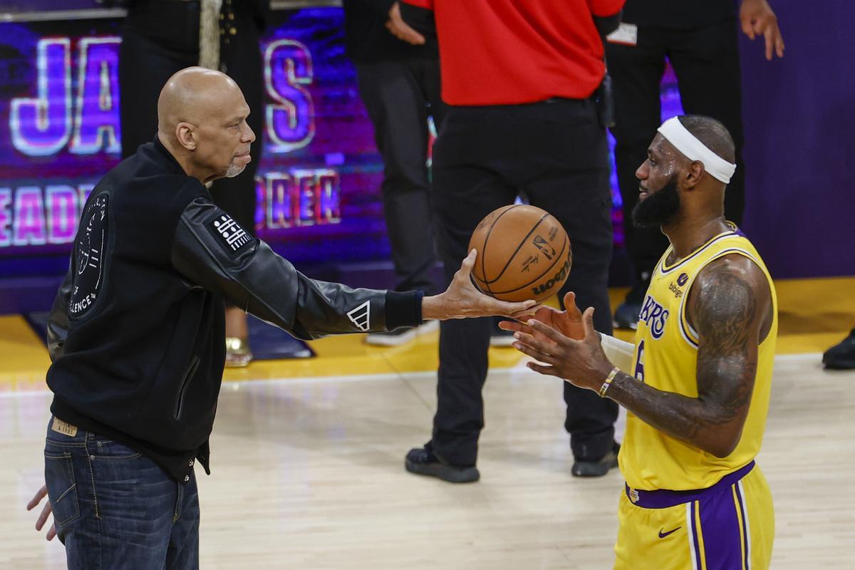 Kareem Abdul-Jabbar le da un balón a Lebron James (Los Angeles Lakers), después de convertirse en el máximo anotador histórico de la NBA.