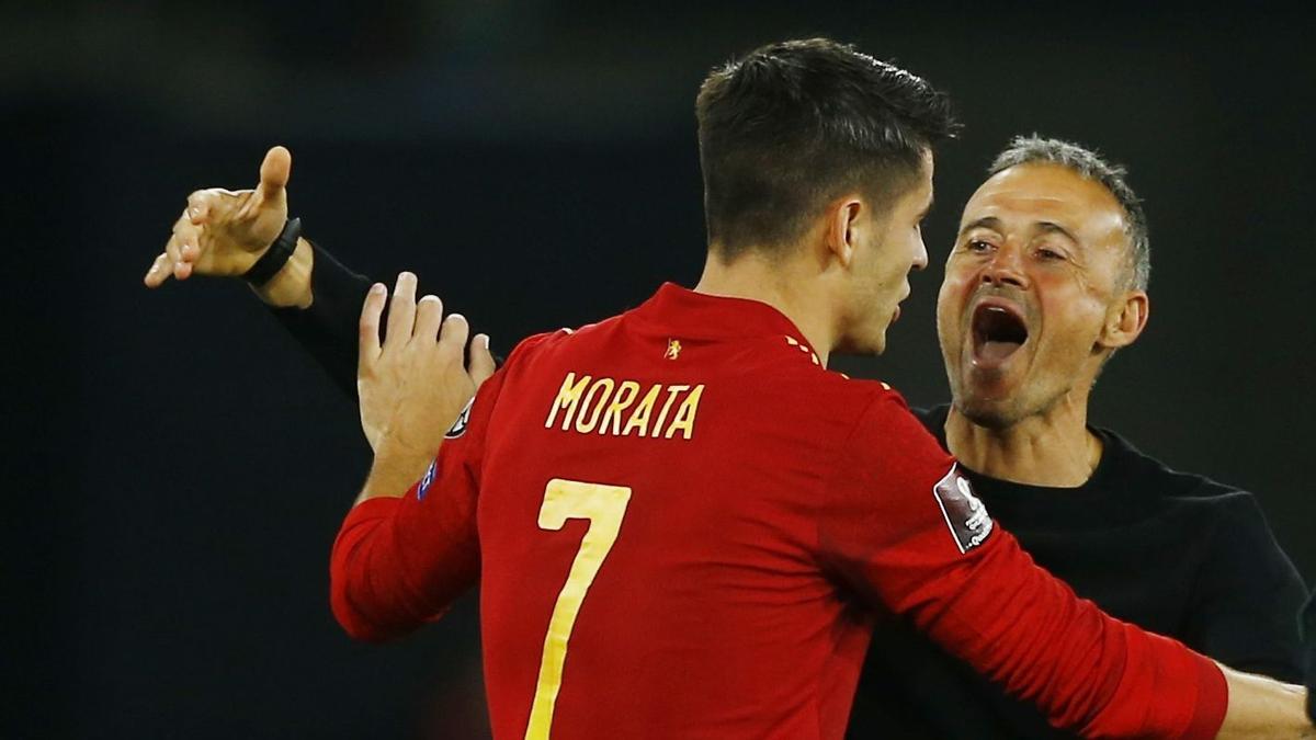 Soccer Football - World Cup - UEFA Qualifiers - Group B - Spain v Sweden - Estadio de La Cartuja, Seville, Spain - November 14, 2021 Spain coach Luis Enrique celebrates with Alvaro Morata as Spain qualify for the Qatar 2022 World Cup REUTERS/Marcelo Del Pozo