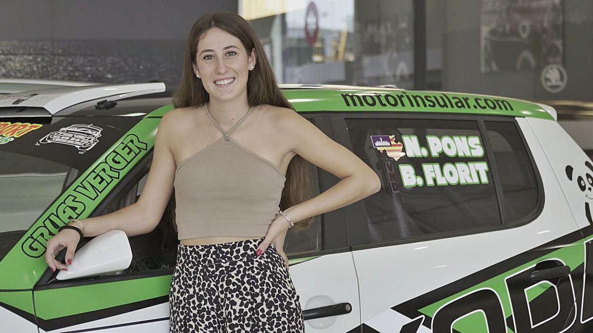 Nuria Pons, la piloto más joven de la carrera del domingo, posa delante de su Skoda. | RLM