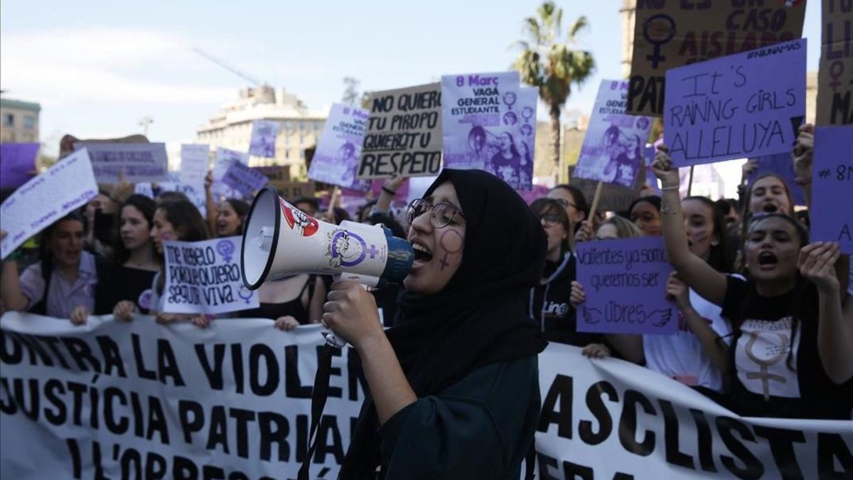 Manifestación de estudiantes el 8M en la plaza Universitat de Barcelona