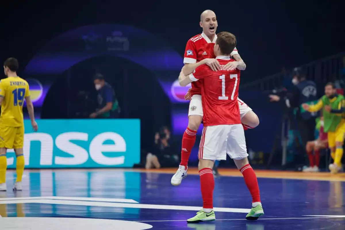 Sokolov y Paulinho celebran el primer gol ruso