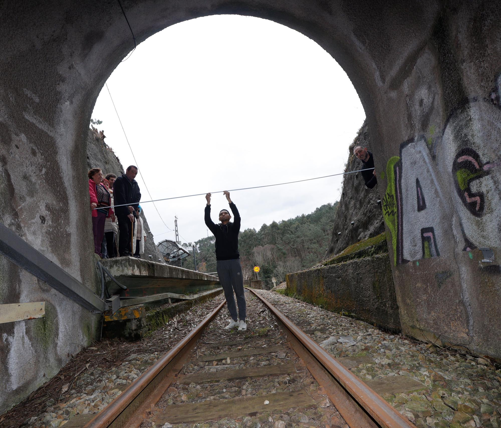 EN IMÁGENES: Un grupo de vecinos de Cudillero protagoniza una "medición irónica" para "informar" a Renfe y Adif de las dimensiones "reales" de un túnel de Feve.