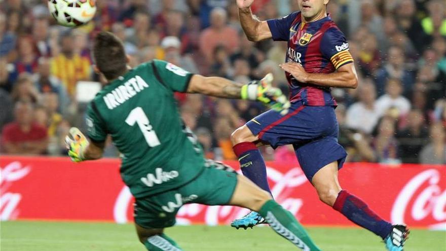 Xavi y Messi intercambian su papel y alivian a un gris Barça
