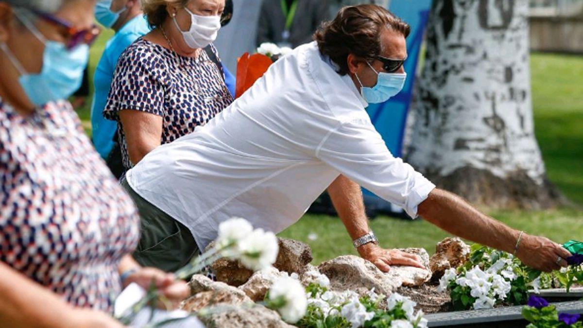 Los familiares de los fallecidos en el accidente durante la ofrenda floral en Las Canteras.