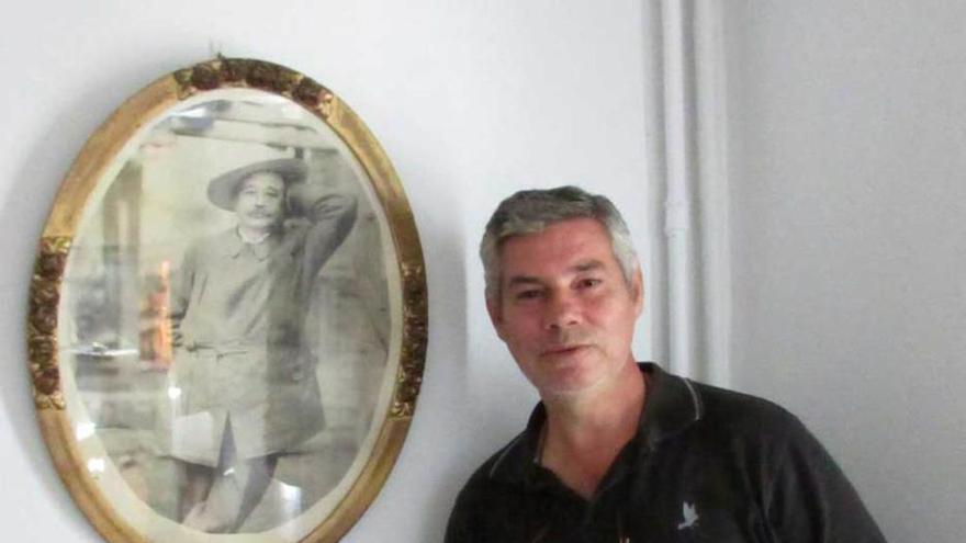 Carlos Puertas junto a un retrato de su bisabuelo Íñigo Noriega.