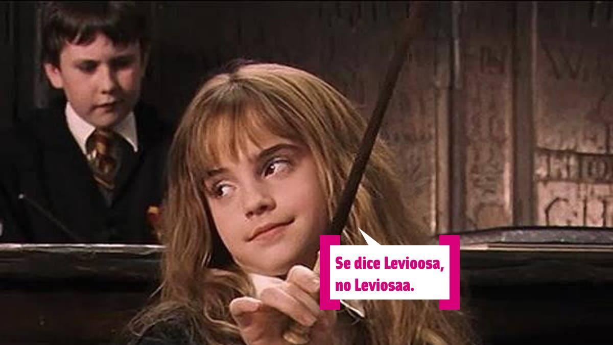 Hermione enseñando a decir Leviosa