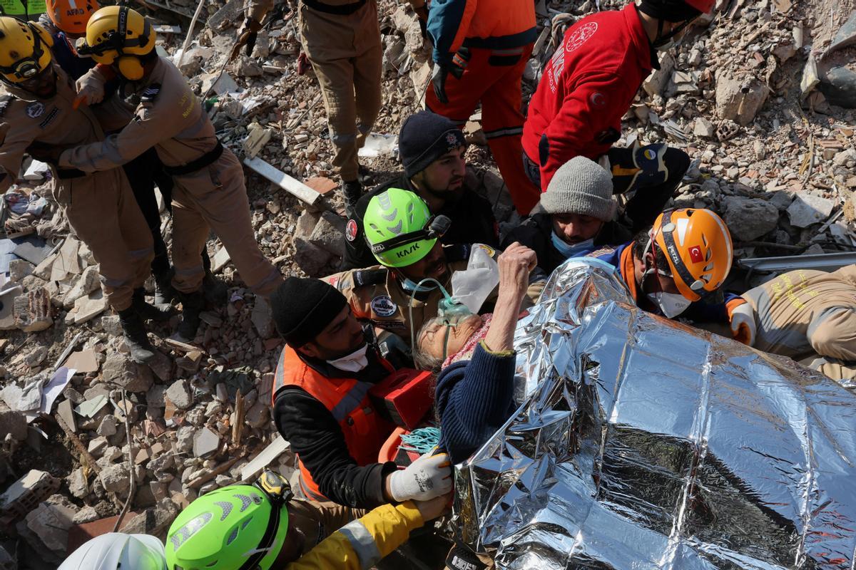 Saadet Sendag, una mujer turca que fue rescatada después de 177 horas, mientras continúa la búsqueda de supervivientes, después de un terremoto mortal en Hatay, Turquía, el 13 de febrero de 2023