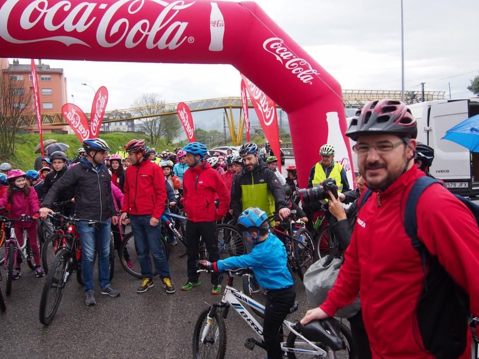 Los alumnos del Colegio Santa Bárbara de Lugones celebran el Día Mundial de la Bicicleta junto a Chechu Rubiera y Ángel García