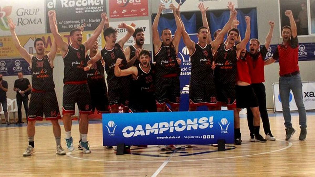 Els jugadors de l’antic CEB Girona celebrant l’ascens a la Lliga EBA el mes passat a Navàs. | FCBQ