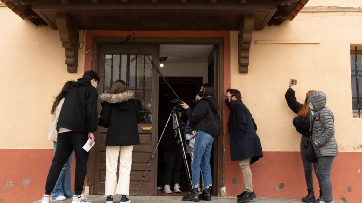 Grabación a las puertas del Teatro Municipal. | José Luis Fernández