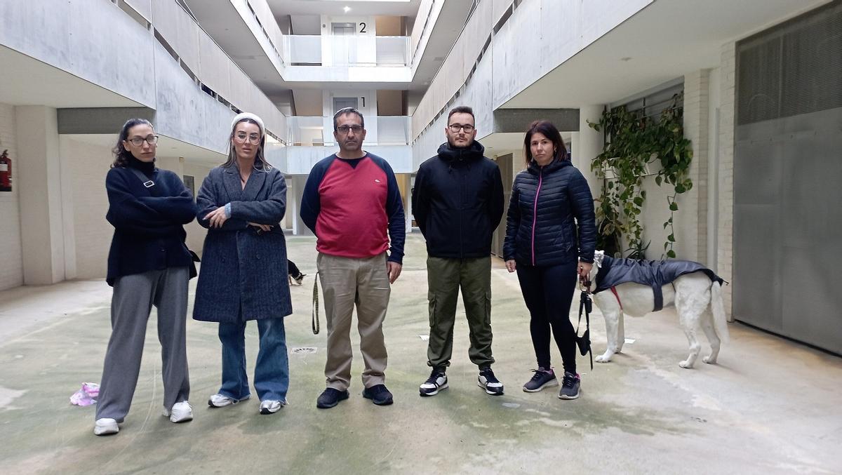 Un grupo de inquilinos y el presidente vecinal de Soliva, en el patio con verdín de la promoción de VPO de Soliva, la semana pasada.