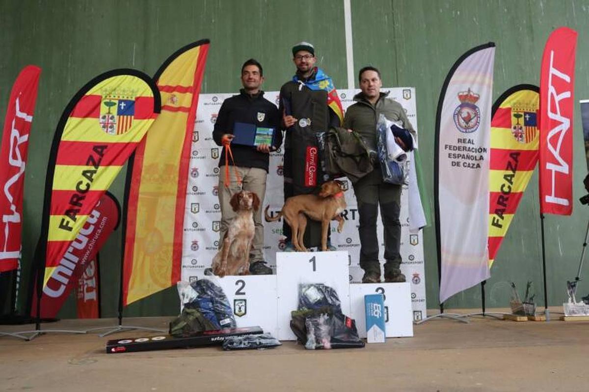 Enrique Martín posa feliz en lo más alto del podio en el Campeonato nacional de caza menor con perro.