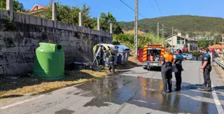 Policía y vecinos sofocan un incendio en un contenedor