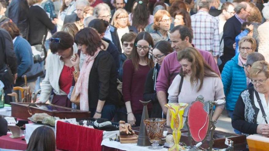 Milers de persones omplen Girona per Tots Sants