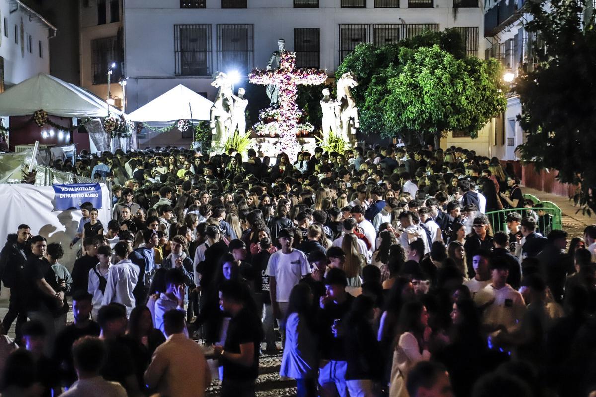 Córdoba Cruces de mayo de noche Cruz de Santa Marina Resucitado