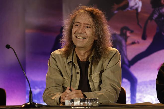 MADRID, 19/12/2023.- Robe Iniesta sonríe durante la presentación del disco Se nos lleva el aire, de Robe, este martes, en Madrid. EFE/ Chema Moya