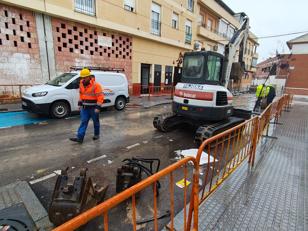 Endesa ejecuta los trabajos para una nueva línea de baja tensión para evitar los apagones en la zona noeste de Lucena