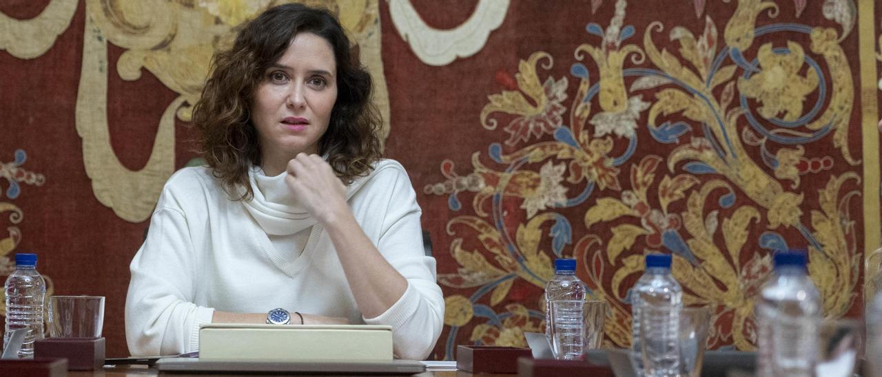 La presidenta de la Comunidad de Madrid, Isabel Díaz Ayuso, preside la reunión del Consejo de Gobierno, en el Ayuntamiento de Alcalá de Henares, a 17 de enero de 2023, en Alcalá de Henares, Madrid (España).