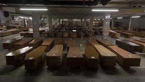 Tristeza. El 16 de abril desciendo la rampa del garaje y aparecen más de 500 ataúdes con nombres y apellidos escritos a mano sobre cada uno de los féretros que se almacenaban en una improvisada morgue, en el aparcamiento del cementerio de Collserola, que ilustraban las cifras anónimas de los fallecidos diarios.